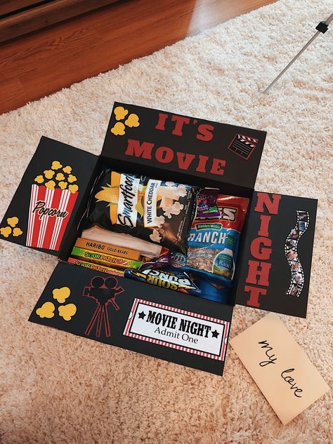 Surprise Movie Night For Boyfriend, Movie Box Ideas, Movie Box Gift Diy, Cute Care Package Ideas, Cute Care Package, Movie Gift Ideas, Movie Basket, Gifts For Movie Lovers, Kino Box