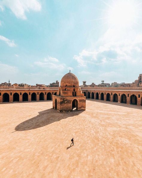 Mousq Ahmed bin tulun,Cairo📍 🔊tag your friends For more follow us 👇👇 @visit_egypte ✔ @pharaohsegypt ✔ @welcometoegypt_ ✔ TAG YOUR FRIENDS… Ibn Tulun Mosque, Camera World, Old Egypt, Mosque Architecture, Visit Egypt, Cairo Egypt, Travel Info, Beautiful Places In The World, Turquoise Water