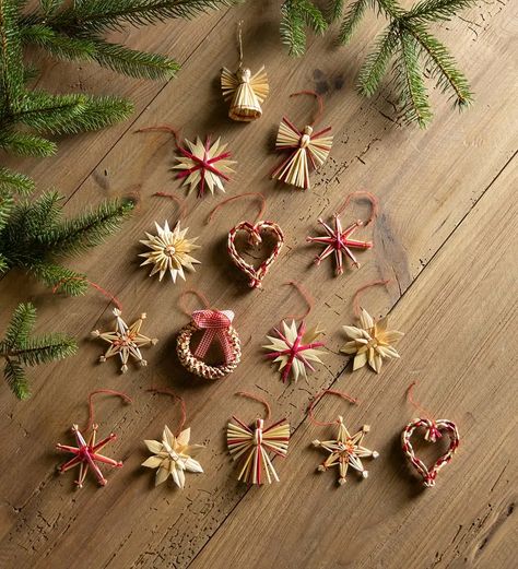 Raffia Christmas Decorations, Straw Christmas Tree Ornaments, Straw Ornaments, Straw Art, Natural Ornaments, Merry Chistmas, Uk Christmas, Mothers Day Decor, Rustic Ornaments