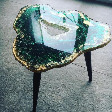 Geode Table Series by Mrs Colorberry Captures the Beauty of Crystals Boho Wallpapers, 2018 Wallpaper, Geode Art, Green Table, Resin Furniture, Desktop Background, Diy Resin Art, Smartphone Wallpaper, Interior Paint Colors