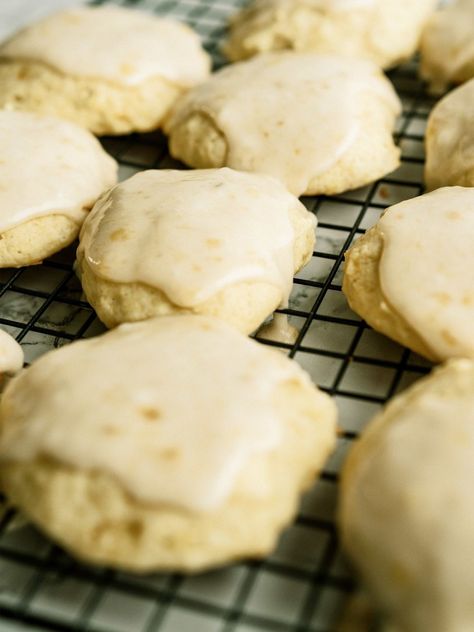 Use your ripe bananas to make these delicious frosted banana cookies. They are extremely moist, tasty and they satisfy that sweet craving. Banana Frosting, Banana Cookie Recipe, Mississippi Pot, Banana Buttermilk, Banana Cookies, Best Cookie Recipes, Sweet Sauce, Banana Recipes, Easy Cookie Recipes