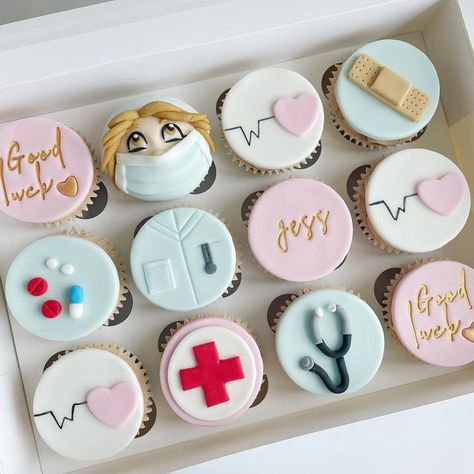 Jennifer Bee’s Cakery on Instagram: "A very special cupcake collection to wish good luck to a future Children’s nurse, starting her amazing journey with her studies 👩🏼‍⚕️💞💉💊 . . . . #cupcakesfornurses #nursecupcakes #nhs #nhsnurse #university #greenwich #greenwichuniversity #medicalcupcake #youllsmashit #nursing #nursingschool #nursingdegree #nhsengland #cakeartist #sugarcraft #sweetstamp #goodluck #loveyou" Nurse Graduation Cupcake Ideas, Doctor Cupcakes Ideas, Nurse Themed Cupcakes, Nursing School Graduation Cupcakes, Nursing Graduation Cupcakes, Graduation Cake Nurse, Nurse Cupcakes Ideas, Cupcakes For Nurses, Pharmacy Cupcakes