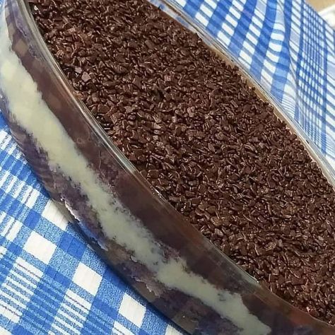 Segredo de Confeitar on Instagram: “Bolo de travessa de chocolate 🍫 . Ingredientes ♟3 ovos ♟3 colheres de sopa de margarina ♟4 colheres de sopa de achocolatado ♟2 xícaras de…” Ethnic Recipes, On Instagram, Instagram, Tiramisu