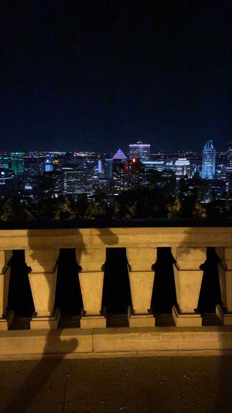 #citylife #city #montreal #night #nightlife Montreal Night Aesthetic, Montreal At Night, Montreal Aesthetic, Montreal Nightlife, City Aesthetics, Mount Royal, Uni Life, Holiday Places, City Night