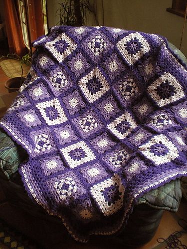 Fantaisie Florale blanket. Pattern from the book 200 Crochet Blocks by Jan Eaton. Purple Afghan, Nana Christmas, Vintage Crochet Dresses, Granny Pattern, Crochet Granny Square Afghan, Afghans Crochet, Limited Palette, Purple Crochet, Crocheted Blanket