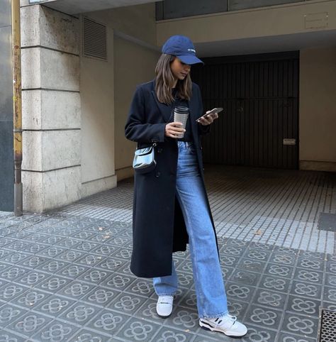 Chic Cool Style, Coats Aesthetic Outfits, Ballcap Outfits Women Winter, Rainy Street Style, Netherlands Street Style, Navy Hat Outfit, Navy Cap Outfit, Blue Cap Outfit, New Balance 550 Outfit