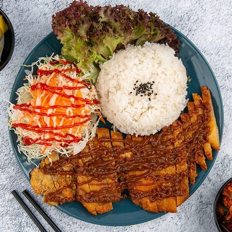 Beef Katsu, Katsu Curry Aesthetic, Chicken Curry Katsu Recipe, Katsu Chicken Curry, Healthy Katsu Curry, Chicken Katsu Curry Aesthetic, Beef Cutlets, Chicken Katsu Curry, Katsu Curry