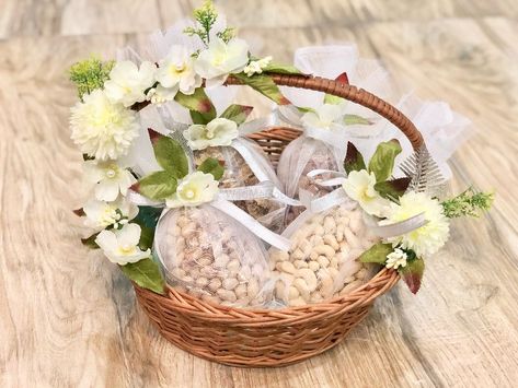 Photo By Sindhi Dry Fruits - Favors Dry Fruits Packing Ideas Gift In Tray, Corporate Gift Baskets Business, Dry Fruits Packing Ideas Gift, Diwali Preparations, Dry Fruits Packing, Holi Hampers, Engagement Packing, Dry Fruit Basket, Wedding Baskets