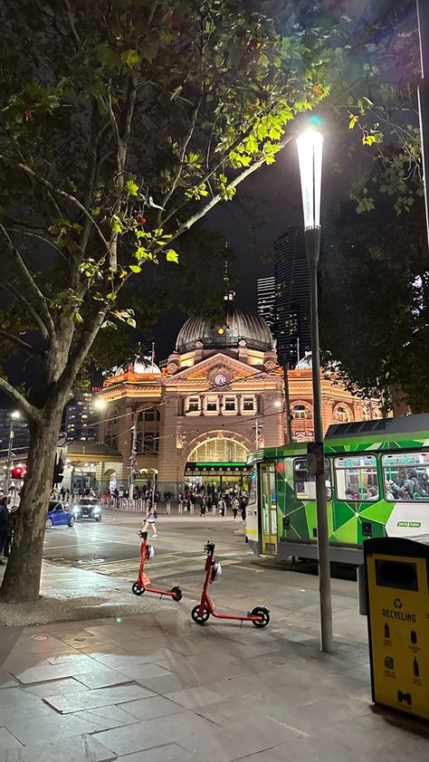 flinders st station in melbourne Melbourne Aesthetic Fashion, Airport Hairstyles, Melbourne Aesthetic, Melbourne Trip, City Life Aesthetic, Aussie Girl, London Wallpaper, Melbourne Airport, London Dreams