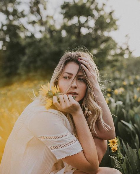 good Sunflower Field Photoshoot, Sunflower Field Pictures, Summer Senior Pictures, Field Photoshoot, Senior Portrait Poses, Senior Photo Poses, Senior Photo Outfits, Photography Filters, Photo Editing Lightroom