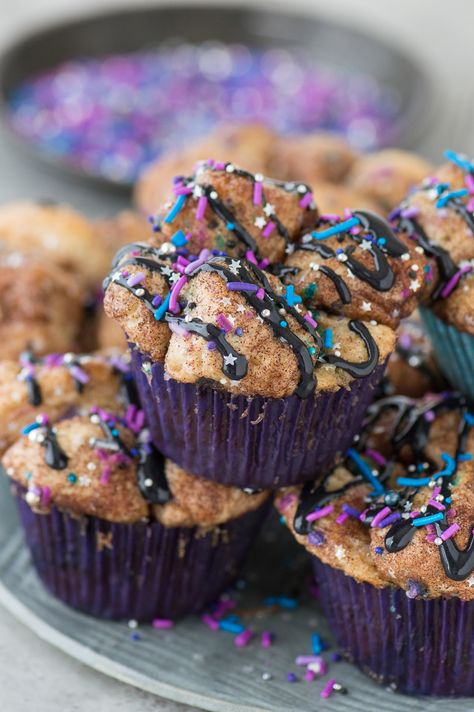 Galaxy Monkey Bread Muffins! Monkey bread turned into muffins with galaxy sprinkles and black cream cheese glaze! These are out of this world! Galaxy Desserts, Galaxy Cookies, Monkey Bread Muffins, Galaxy Cake, Macaron Cookies, Bread Muffins, Cream Cheese Glaze, Velvet Cupcakes, Monkey Bread