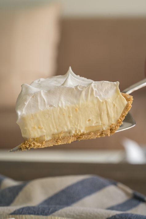 Take sliced bananas and place them in an even layer in cooled pie crust, filling any spaces with smaller banana slices, if needed. Easy Banana Cream Pie, Lemonade Pie, Banana Cream Pie Recipe, Banana Pie, Banana Cheesecake, Cronut, Cream Pies, Slider Buns, Cream Pie Recipes