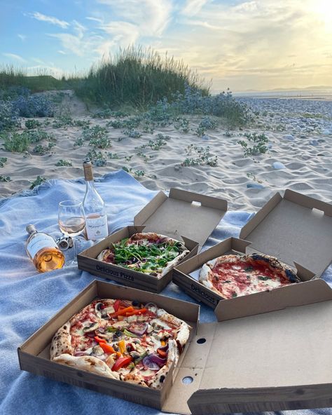 Beach . Picnic . Pizza party . Rose . Wine . Date night . Girls night . Beach picnic . Summer nights . Girls night . Pizza and wine . Beach night . Champagne Beach, Wine And Pizza, Beach Dinner, Beach Date, Meals Healthy, Pizza Food, Dream Date, Beach Night, Picnic Date