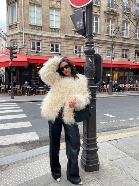 How to style fur coat Outfits With Fur Coats, Faux Fur Coat Outfit, Faux Fur Coats Outfit, New York Winter Fashion, Faux Fur Outfit, Fake Fur Coat, Fur Outfit, Fur Coat Outfit, White Faux Fur Coat