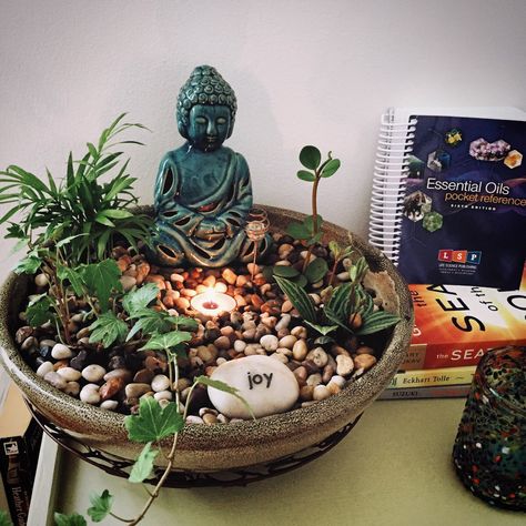 🤗 A beautiful five-element balanced bowl of wonder can strengthen an area in life that's contracting or lacking. #fengshui #interiordesign #goodenergy Sala Zen, Deco Zen, Buddha Garden, Meditation Room Decor, Meditation Corner, Buddha Decor, نباتات منزلية, Meditation Rooms, Zen Room