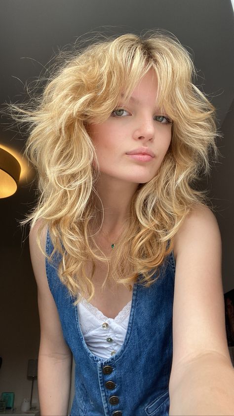 Layered Fringe Haircut, 70s Fairy Aesthetic, 70s Hair Wavy, 70s Shaggy Hair, 70s Shaggy Hair Long, Female Rockstar Hair, 70s Rocker Hair, 70s Wavy Hair, Curly Blonde Hair With Bangs