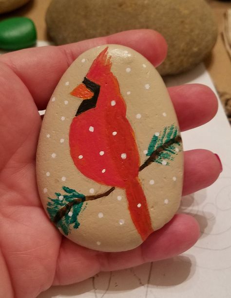 Painted Rocks For Xmas, Cardinal Rock Painting Ideas, Rock Painting Cardinal, Cardinal Gift Ideas, Cardinal Gifts Diy, Simple Cardinal Painting, Cardinal Painted Rock, Christmas Rock Art Ideas, Cardinal Christmas Ornaments