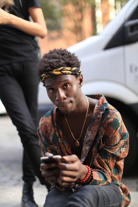 Pattern shirt head scarf Bohemian Man Mens Head Wrap, Bohemian Men, The September Issue, Bandana Men, Afro Punk Fashion, Bohemian Style Men, Headband Men, Head Scarf Styles, Afro Punk