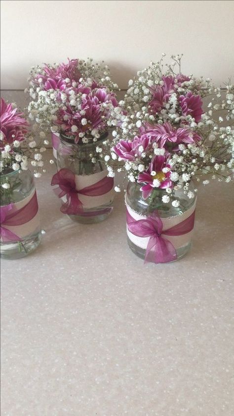 Small Flower Arrangements For Tables, Simple Table Centerpieces, Jam Jar Flowers, Recreate Yourself, Creative Wedding Centerpieces, Jar Flowers, Wedding Ideas On A Budget, Winter Wedding Ideas, Small Centerpieces