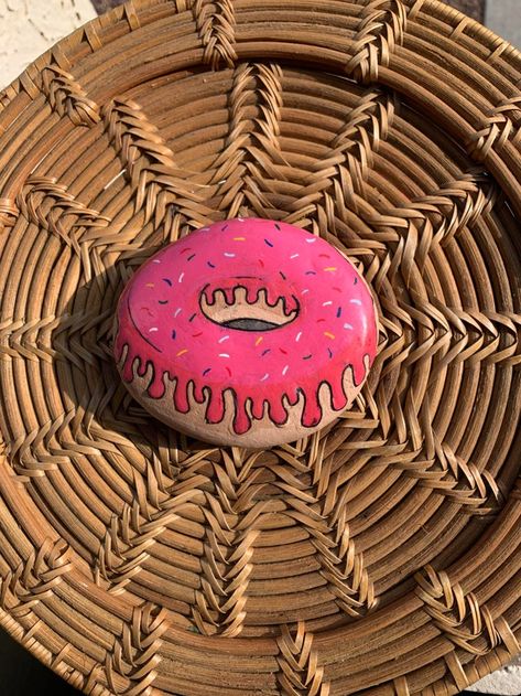 Painting On Rocks Aesthetic, Donut Painted Rock, Candy Painted Rocks, Cute Rock Painting Ideas Aesthetic, Easy Rock Art, Painted Rocks Ideas, Painted Rock Cactus, Brick Crafts, Diy Rock Art