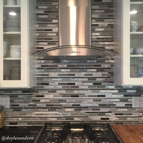 Tiled Kitchen Wall, Hood Range, Kitchen Refurbishment, Tv Unit Interior Design, Apartment Decoration, Fabulous Kitchens, Kitchen Wall Tiles, Ash Gray, Backsplash Ideas