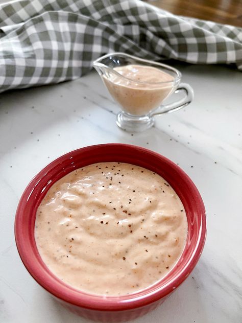 Red bowl of Reuben Sauce Recipe with small single serving pitcher to the side. Reuben Dressing Recipe, Reuben Sauce Recipe, Reuben Sandwich Sauce, Reuben Sauce, Rubin Sandwich, Homemade Russian Dressing, Corned Beef Sandwich, Cooking Corned Beef, Sandwich Sauces