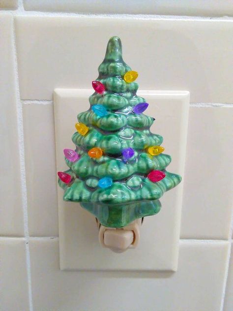 Christmas tree night light 2023 Christmas List, 70s Christmas Aesthetic, Christmas Tree Night, Retro Christmas Decor, Retro Christmas Decorations, Christmas Light Installation, Color Circle, Christmas Inspo, Art Ceramics