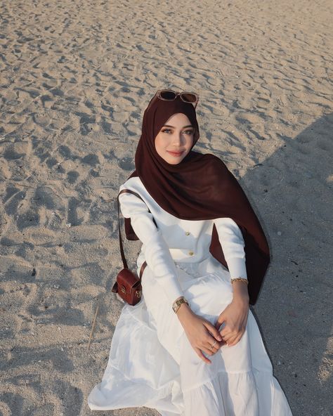 Outfit Beach Hijab, Bali Hijab Outfit, Bali Outfit Ideas Hijab, Hijab Outfit Beach Style, Beach Outfit Hijab Simple, Beach Poses Hijab, Sea Outfit Summer Hijab, Beach Outfit Hijab, Ootd Hijab Pantai