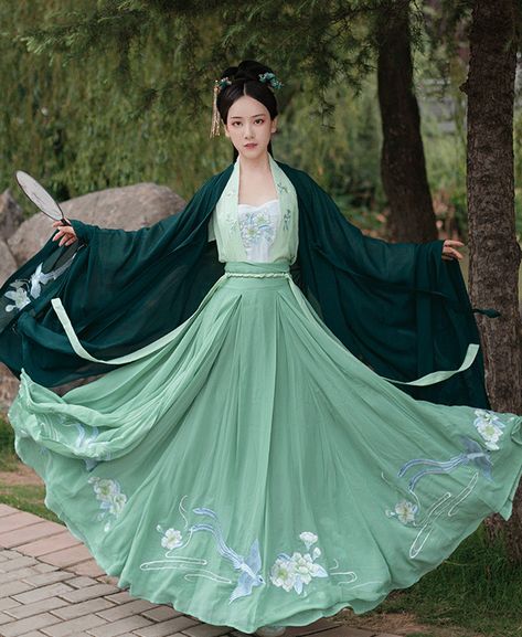 Green Hanfu, Chinese Princess Dress, Chinese Clothing Traditional, Gaun Abad Pertengahan, Traditional Asian Dress, Ancient Dress, Chinese Princess, Ancient Chinese Dress, Ancient Chinese Clothing