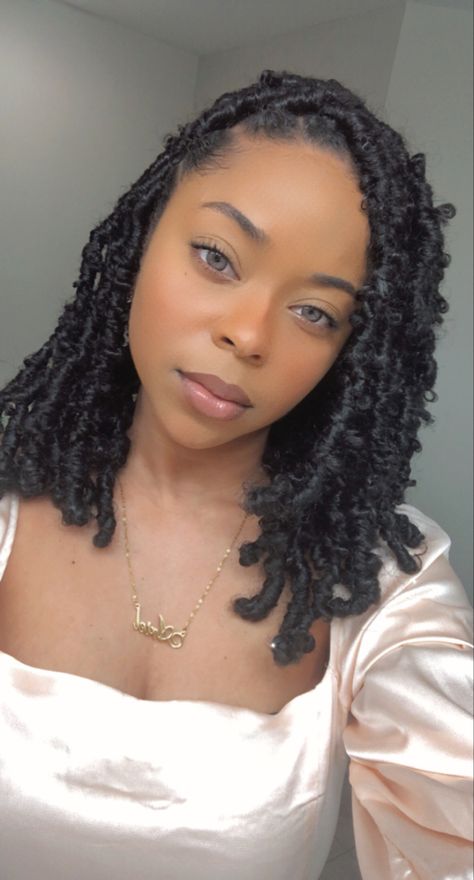 Short Goddess Locs Shoulder Length, Buterfluffy Locs Short, Short Brown Faux Locs, Faux Locs Styles Shoulder Length, Faux Locs Short Shoulder Length, Shoulder Length Faux Locs Black Women, Faux Locs Hairstyles For Women Short, Short Distressed Faux Locs, Short Crochet Locs