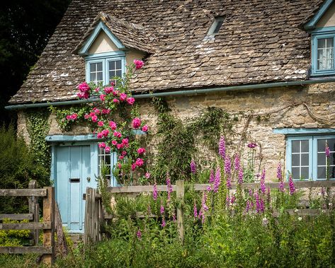 Burford Cotswolds, Old English Cottage, English Cottage Interiors, British Cottage, Cotswold Cottage, English Country Cottages, Cotswolds Cottage, Countryside Cottage, Sims 4 House Building