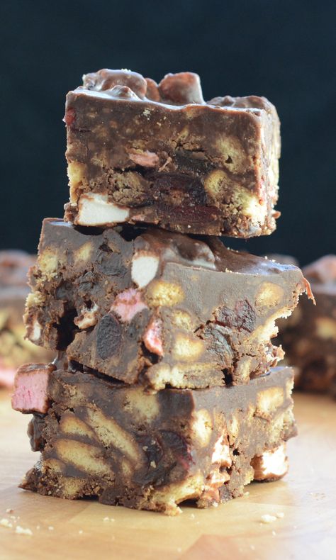 A scrumptious, indulgent and easy-to-make rocky road recipe. Best Rocky Road Recipe, Rocky Road Cheesecake, Easy Rocky Road Recipe, Work Treats, Rocky Road Cake, Rocky Road Bars, Rocky Road Brownies, Marshmallow Fudge, Eid Recipes