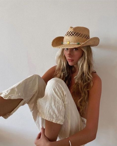 not my photo Hat Aesthetic, Straw Cowboy Hat, Cowgirl Aesthetic, Nashville Outfits, Cowboy Outfits, Inspiration Instagram, Coastal Cowgirl, Cowgirl Hats, Outfits With Hats