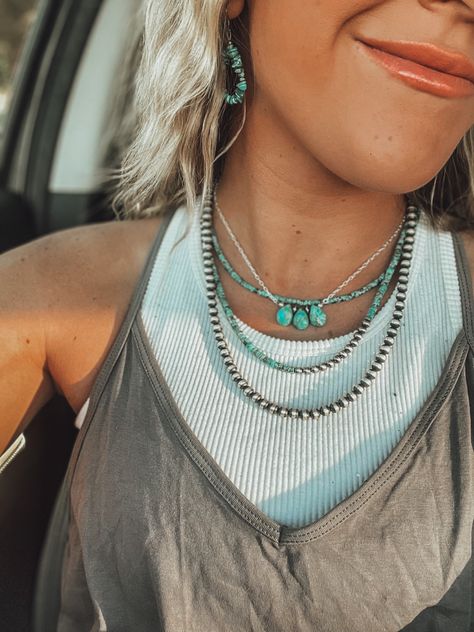 How To Layer Western Necklaces, Western Jewelry Inspiration, Stacked Western Necklaces, Western Prom Jewelry, Turquoise Necklace Stack, Simple Turquoise Jewelry, Turquoise Jewelry Outfits, Western Jewelry Outfit, Western Accessories Women