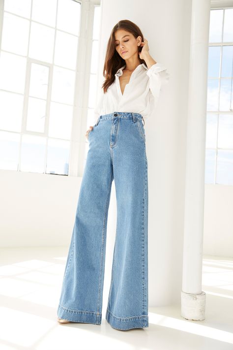 Jeans A Palazzo, Wide Leg Jeans Outfit, Jeans Trend, Looks Jeans, Outfit 2023, Black And White Pants, Denim Outfits, Jeans Outfit Casual, John John