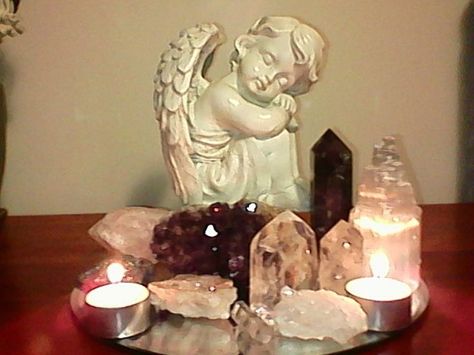 Angel Altar, Meditation Alter, Sacred Space Altar, Angel Meditation, Spiritual Room, Witch Home Decor, Angel Feather, Altar Design, Crystal Altar