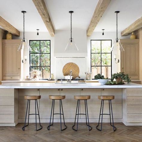 Kitchen Post, Indoor Outdoor Kitchen, Kitchen Island Decor, Modern Kitchen Island, Classic Kitchen, Remodel Kitchen, Kitchen Island Design, Smart Kitchen, Stunning Kitchens