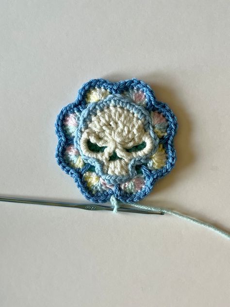 Crochet Skull Granny Square: Skull Flower Granny Square PATTERN Includes Photo Instructions, Skull Motif, and Crochet Flower Granny Square - Etsy Canada Crochet Skull Granny Square Blanket, Skull Flower Granny Square, Fun Granny Square Pattern, Micro Crochet Granny Squares, Crochet Granny Square Projects Ideas, Cool Granny Square Patterns, Halloween Mosaic Crochet, Crochet Ideas Free Patterns, Skull Granny Square Pattern