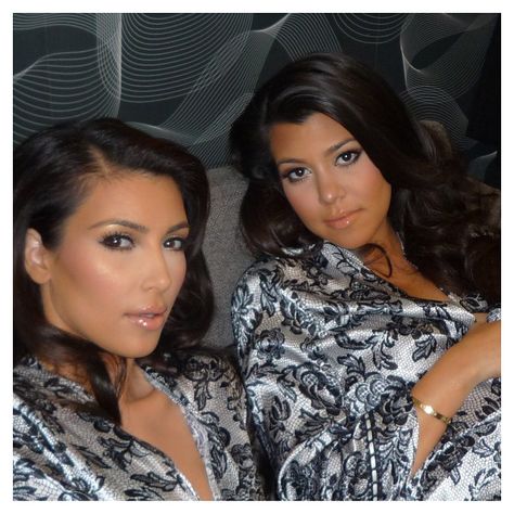 #SiblingSelfie @kourtneykardash & I on set at an E! Shoot #SELFISH Kardashian Girls, Prom 2k17, Kim And Kourtney, Kim K Style, Jenner Family, Kim Kardashian West, Kardashian Photos, Jenner Sisters, Kim Kardashian Style