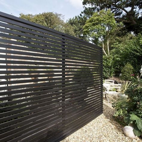 Fence Fashion: 11 Ways to Add Curb Appeal with Horizontal Stripes - Gardenista Front Yard Privacy, Modern Wood Fence, Slatted Fence, Fences Ideas, Yard Privacy, Metal Fence Panels, Wood Fence Design, Black Fence, Modern Front Yard