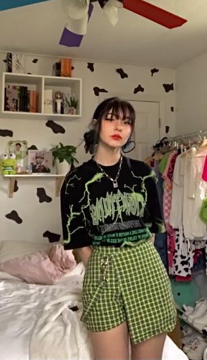 Edgy Outfits Colorful, Grunge Concert Outfit Summer, Colorful Emo Outfits, Colorful Alternative Outfits, Colorful Alt Outfits, Colorful Goth Outfits, Colorful Alternative Fashion, Colorful Grunge Outfits, Black And Green Outfit