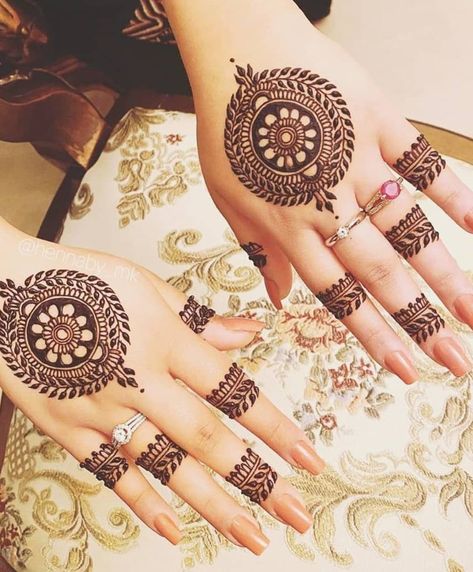 Round Mehndi Design, Back Hand Mehndi, Karva Chauth, Finger Henna Designs, Designs Mehndi, Design Mehndi, Simple Henna Tattoo, Easy Mehndi, Latest Henna Designs