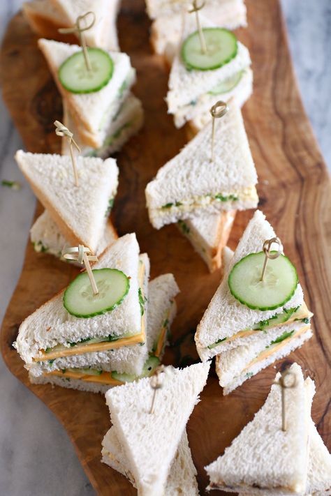 Afternoon Tea Food Ideas, Small Sandwiches For Party, Grad Food, High Tea Sandwiches, English High Tea, Pick Nick, High Tea Food, English Afternoon Tea, Party Sandwiches