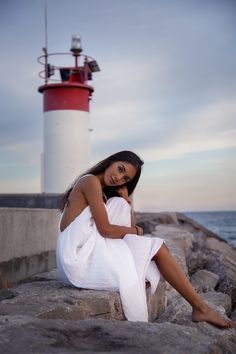 Light House Photoshoot, Lighthouse Photoshoot Ideas, Lighthouse Senior Pictures, Lighthouse Photoshoot, Senior Portrait Outfits, Korean Photoshoot, Senior Photoshoot Poses, Maine Photography, Lake Photoshoot