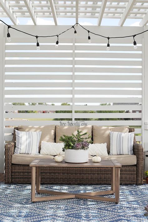 Deck with white pergola and privacy screen #deck #deckdesign #pergola #privacyscreen #outdoordecor Pergola Makeover, Screen Deck, Skirting Ideas, Privacy Screen Deck, Deck Shade, Fall Deck, Deck Skirting, White Pergola, Summer Deck