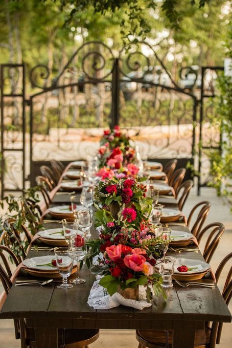 Wedding Food Table, Wedding Welcome Table, Spanish Style Wedding, Spanish Summer, Vintage Wedding Centerpieces, Summer Reception, Summer Table Settings, Vintage Bouquet Wedding, Summer Wedding Inspiration