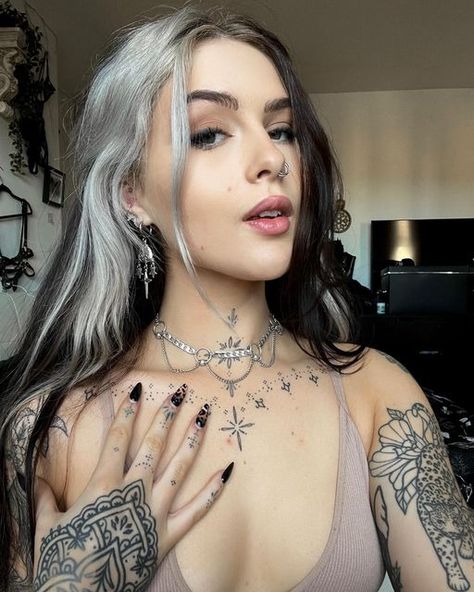 𝕴𝖟𝖟𝖞 𝖘𝖎𝖒 🦂 on Instagram: "@regalrose 🖤🖤" Neck Throat Tattoos Women, Kneck Tattoos, Mandala Tattoo Sleeve Women, Back Of Neck Tattoos For Women, Chest Neck Tattoo, Front Neck Tattoo, Exotic Tattoos, Girl Neck Tattoos, Throat Tattoo