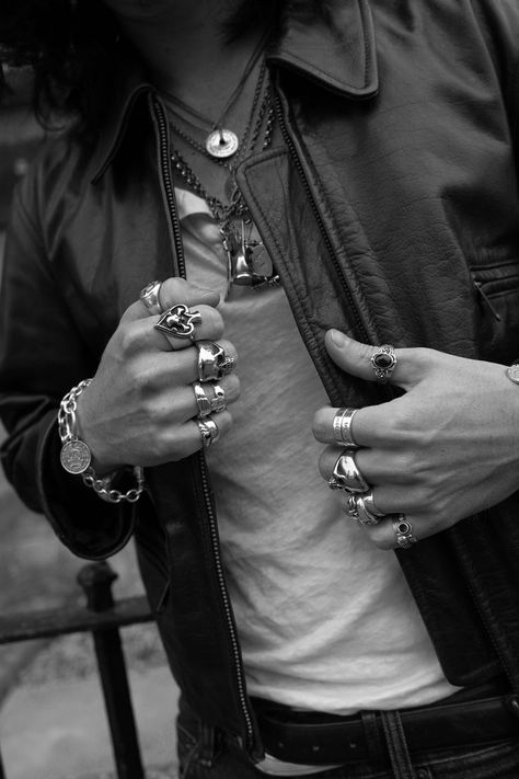 Rock Star Aesthetic Men, Men With Rings, Rockstar Style Men, Keith Richards Style, 80s Rock Fashion, Jewellery Men, Rock And Roll Style, Cool Rings, Necklaces Men