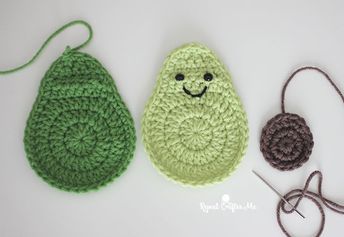 Flamingo Applique, Crochet Avocado, Bernat Super Value Yarn, Crochet Rag Rug, Penanda Buku, Repeat Crafter Me, Crochet Fruit, Green Magic, Crochet Food