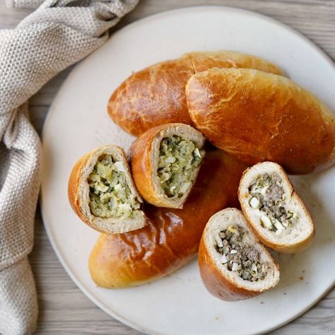 Shhh…A Russian Grandmother’s Secret Pirozhki Recipe You Must Try Pirozhki Russian Foods, Pirozhki Recipe, Russian Snacks, Flaky Biscuits, Anime Uwu, Family Cooking, Food Yummy, Ground Meat, Cooking Together